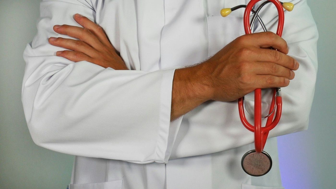 Imagen de referencia: profesional sanitario con estetoscopio